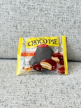 Lotte Choco Pie squishy- Chocolate Covered Snack (Yellow Packaging)